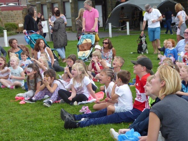 Mr Punch entertaining a lively audience