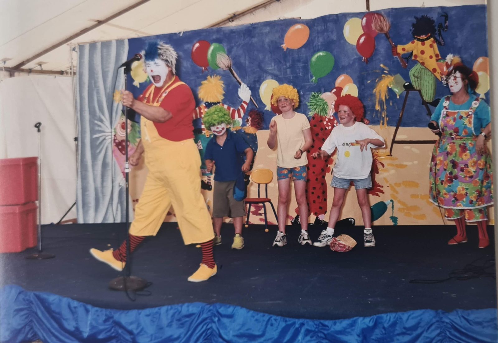 Chuckle the Clown performing on stage at the GE Capital family day